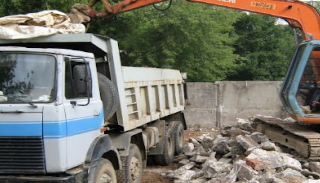 Вывоз строительного мусора с участка в Торжке недорого от 1573 руб. | 2Землекопа-Трж